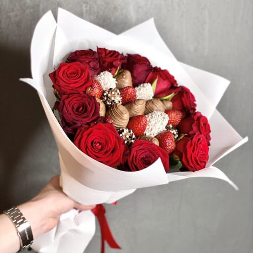 Букет из клубники и цветов «Страсть»